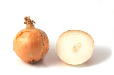 Yarı yarıya ve tüm soğan beyaz arkaplanda izole edilmiş.