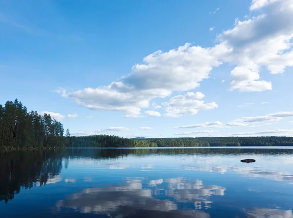 Meer Zweden Met Mooie Blauwe Lucht Wolken Die Reflecteren Het — Stockfoto