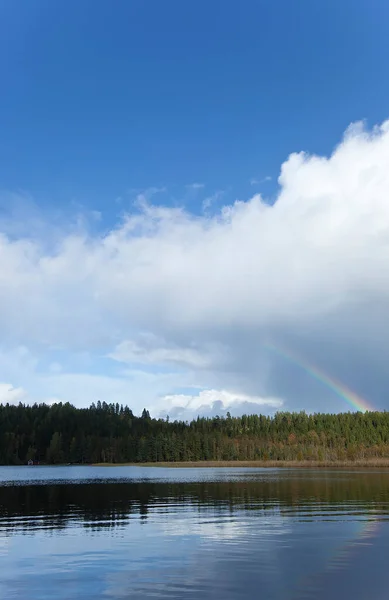 Arco Iris Nubes Sobre Lago Natural Suecia Bosque Fondo — Foto de Stock