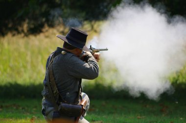Murfreesboro Tennessee / Abd - 14 Eylül 2019: Bir Konfederasyon askeri, Stones River National Battlefield'da bir İç Savaş canlandırması sırasında tüfeğini ateşler..