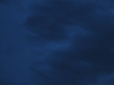 Gece mavisi tonlarında kraliyet mavisine bulutlu gece gökyüzü