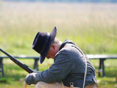 Murfreesboro Tennessee / Abd - 14 Eylül 2019: Bir Konfederasyon askeri, Stones River Ulusal Savaş Alanı'nda bir İç Savaş canlandırması sırasında duraklar.