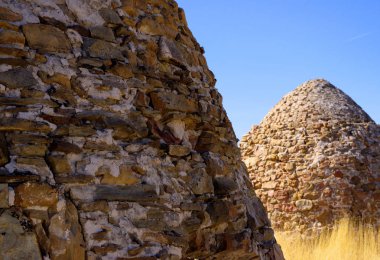 Millard County Utah / Usa - 5 Ekim 2019: Utah Toprakları yerleşimcileri tarafından 1882 'de inşa edilen orijinal dört kömür fırınından ikisi hala sağlam ve bölgede endüstriyel bir geçmişin kalıntıları olarak hizmet veriyor.