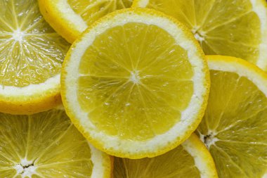 Koyu arka planda sarı turuncu dilimler