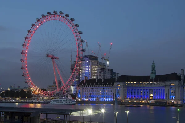 Słynny London Landmark, London Eye, oświetlony nocą. — Zdjęcie stockowe