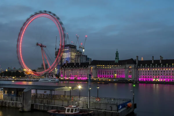 Słynny London Landmark, London Eye, oświetlony nocą. — Zdjęcie stockowe