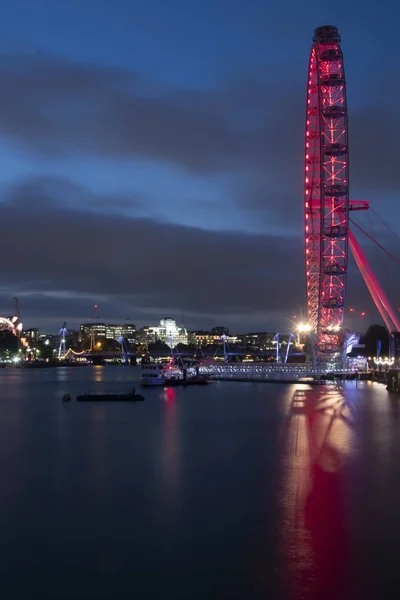 Słynny London Landmark, London Eye, oświetlony nocą. — Zdjęcie stockowe