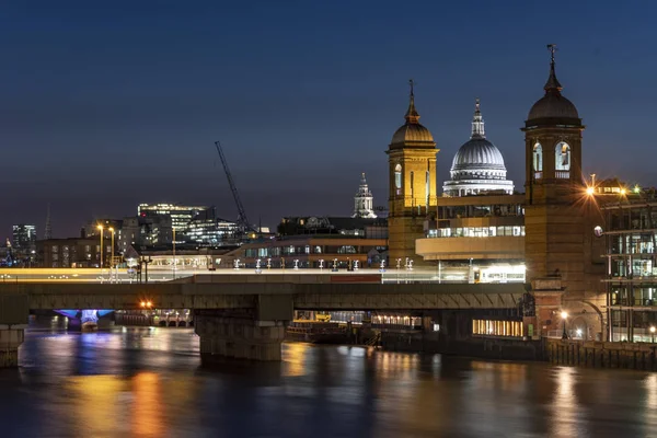 The Millenium Bridge and St Paul's Cathedral — Stock Photo, Image