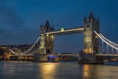 Tower Bridge, mavi saat Londra, İngiltere