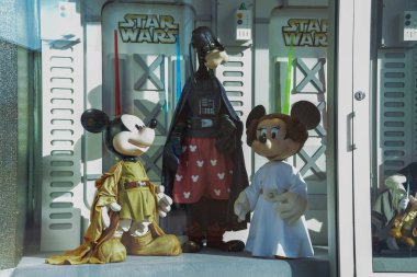 Fransa, Paris - Şubat disney karakterleri Disneyland, Paris, köy alanının içine yıldız savaşları kostümü ile bir alışveriş 27.2016 - vitrin