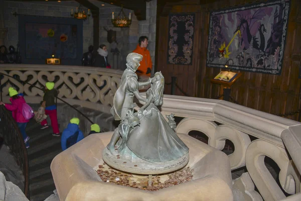 フランス 2016 むかしむかし オーロラ姫とフィリップ王子の像は ディズニーランド パリで森の美女の城の中で作られました — ストック写真