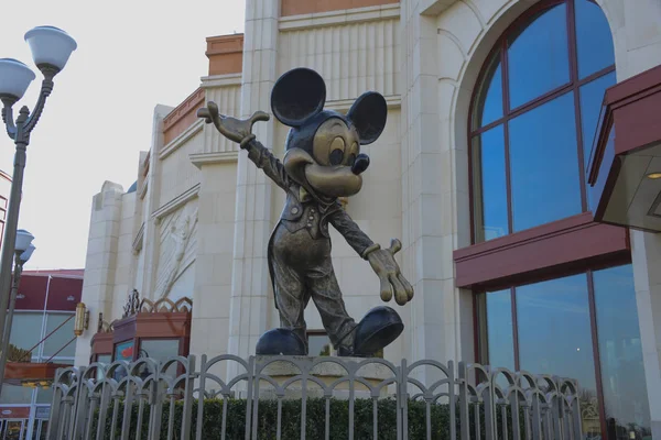 Frankrijk Parijs Februari 2016 Bronzen Standbeeld Van Mickey Mouse Die — Stockfoto