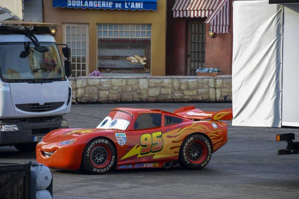 Fransa, Paris - 28 Şubat 2016 - şimşek Mcqueen yarış araba otomobil içinde Disney Studios bir gösterisi hazırlama, filmden