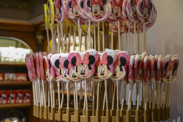Fransa, Paris - Şubat çok şeker lolipoplar, 27.2016 - görünüm içinde birçok Hediyelik eşya ve paket servisi olan restoran işyeri, Disneyland, Paris içinde fare Minnie, yüz