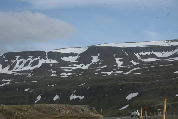 アイスランドの典型的な山のシーン — ストック写真