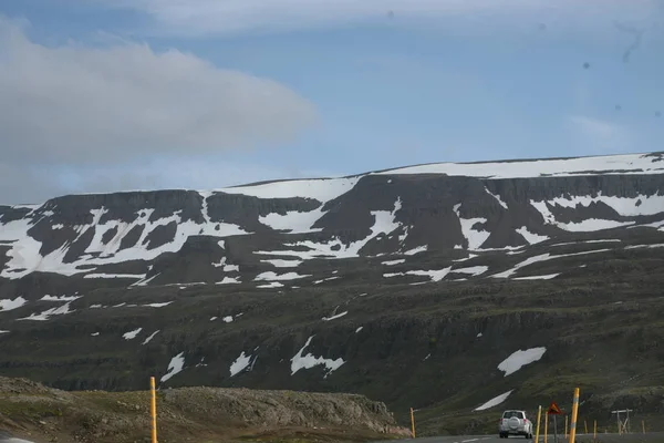 アイスランドの典型的な山のシーン — ストック写真