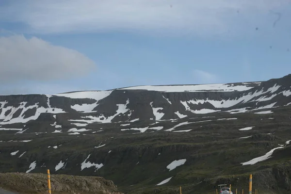 アイスランドの典型的な山のシーン — ストック写真