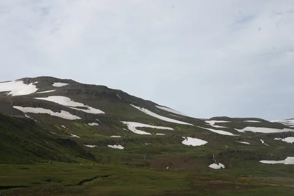 アイスランドの典型的な山のシーン — ストック写真
