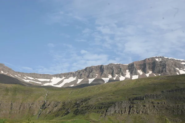 アイスランドの典型的な山のシーン — ストック写真