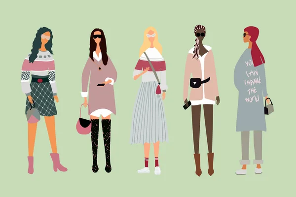 Cinq jeunes femmes ou filles habillées et debout dans des vêtements à la mode. Groupe d'amies, féministes. Concept de puissance des filles. Personnages féminins de dessins animés. Ensemble vectoriel plat. Tous les éléments sont isolés — Image vectorielle