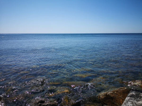 Море Скалами Голубым Небом — стоковое фото