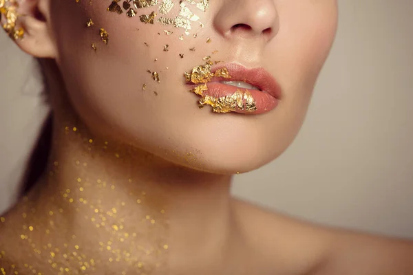 Yüz dudaklarının bir parçası. Yanaklarda dudakve boyun altın maske