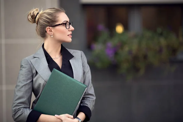 Jovem mulher bem sucedida em terno formal. Mulher na cidade tem um arquivo Fotografias De Stock Royalty-Free