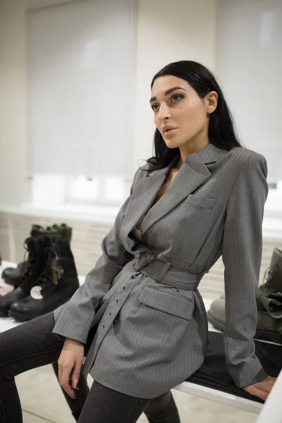 Takım elbiseli moda kadını. Giysiler ve ayakkabılar içinde.