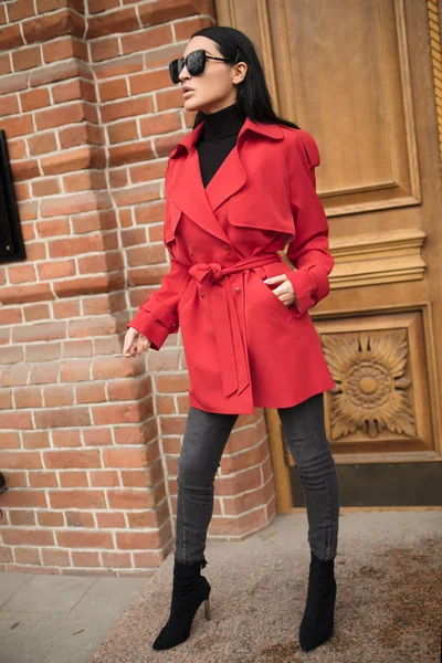 Moda üvey kadını şehre gider. Kırmızı ceket.