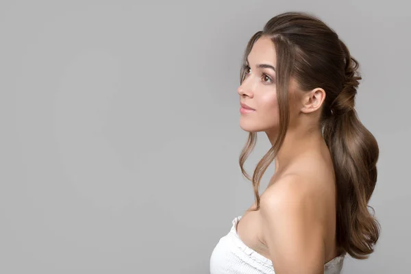 Kıvırcık saçlı bir esmer portresi. Saç parlıyor.