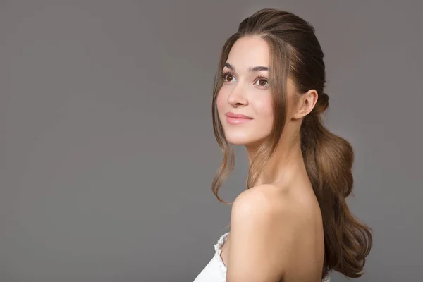 Kıvırcık saçlı bir esmer portresi. Saç parlıyor.