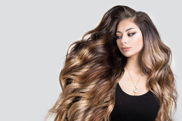 Uzun dalgalı saçlı güzel bir esmer. Zerre kadar olmayan bir portre