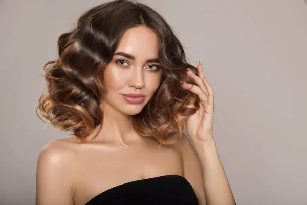 Retrato Uma Mulher Com Cabelo Encaracolado Corte Cabelo Brilho Cuidado — Fotografia de Stock