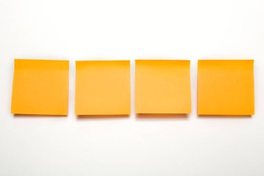 Boş çıkartmalar. Beyaz arka planda notlar. Turuncu çarşaflar. Kopyalama zamanı çalışma zamanı kavramı