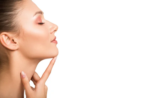 Genç bir kadının portresi. Çıplak omuzlar. El yüze dokunur