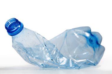 Buruşmuş plastik şişe. çöp atığı beyaz arkaplan