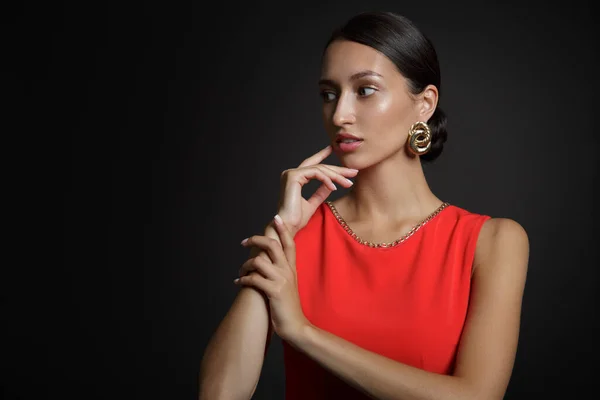 Kadın Saç Modeli Manken Makyajı Kırmızı Mücevherler Güzel Kız Manzarası — Stok fotoğraf