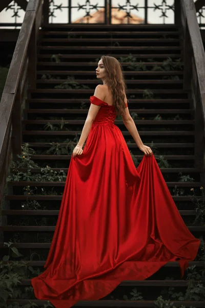 Uzun kırmızı elbiseli genç bayan prenses..