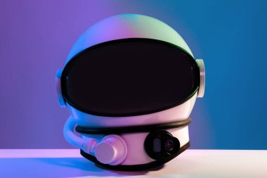 Astronot miğferi neon ışıkta