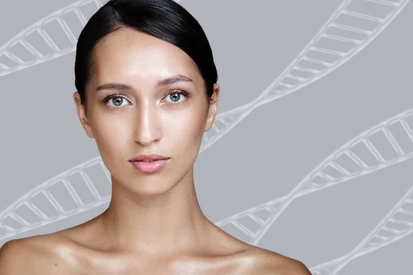 Temiz ciltli bir kadın. Arkasında DNA örnekleri var.