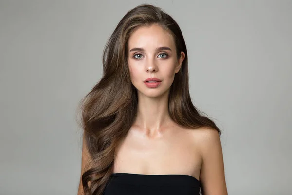 Retrato Uma Mulher Com Cabelo Ondulado Maquiagem Copicpase — Fotografia de Stock