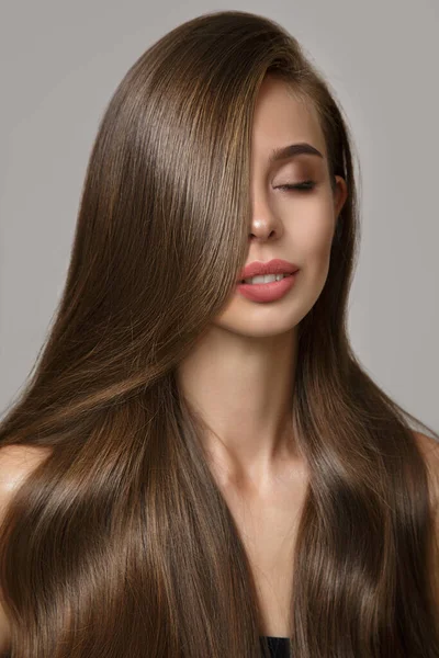 Parlak saçlı bir kadın. Yüzün bir kısmını kapat. Yakın plan portre