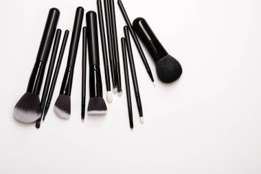 Beyaz arkaplanda makyaj fırçaları