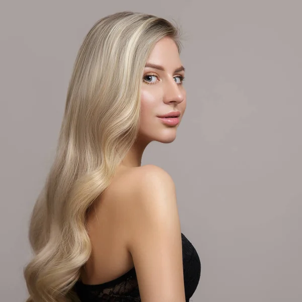 Gri arka planda sarışın bir kadın. Saç bakım ve boyama konsepti. Kopyala Dalgalı Saç Biçimi