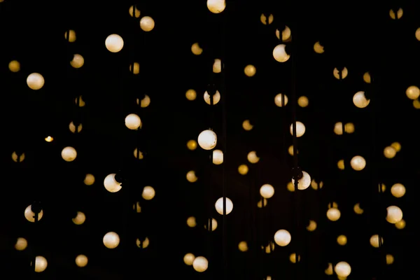 Çatıdan sarkan ampullerin soyut arka planı