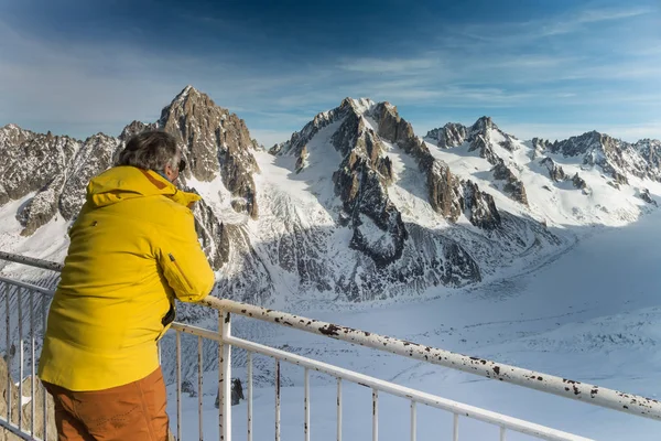 L'homme regarde la beauté des Alpes du point de vue — Photo