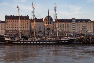 Gün batımında vurulan bir gemi ile ünlü Nantes limanı