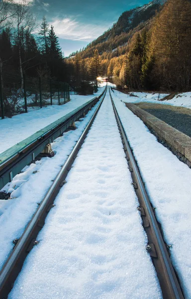 अल्प्स मध्ये हिवाळ्यात ट्रेन आणि ट्रेन ट्रॅक — स्टॉक फोटो, इमेज