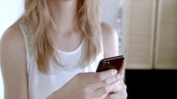 Nahaufnahme einer Frau mit einem Smartphone — Stockvideo