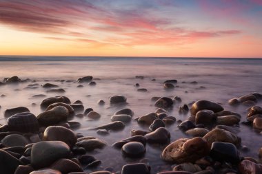Avustralya 'da kayalık bir plajda gün batımı